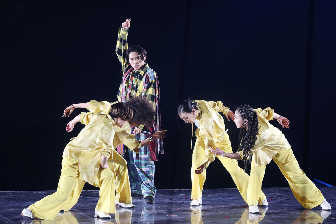 「to HEROes　～TOBE 2nd Super Live～」でパフォーマンスする三宅健（撮影・宮地輝）