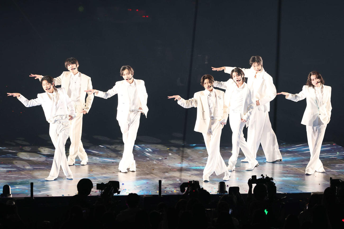 「to HEROes　～TOBE 2nd Super Live～」でパフォーマンスするCLASS SEVEN（撮影・宮地輝）