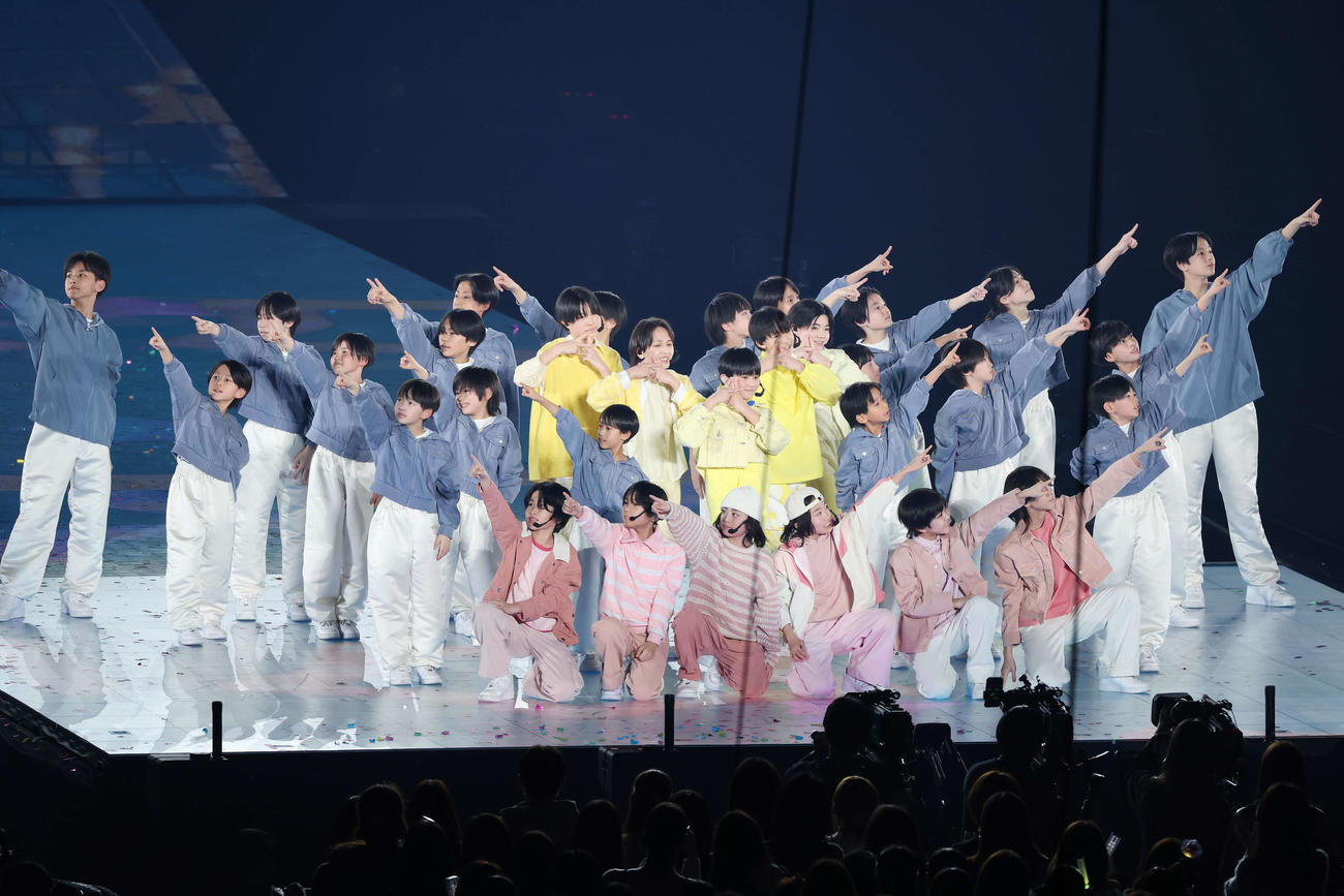 「to HEROes　～TOBE 2nd Super Live～」でパフォーマンスするwink firstとTRAINEE（撮影・宮地輝）