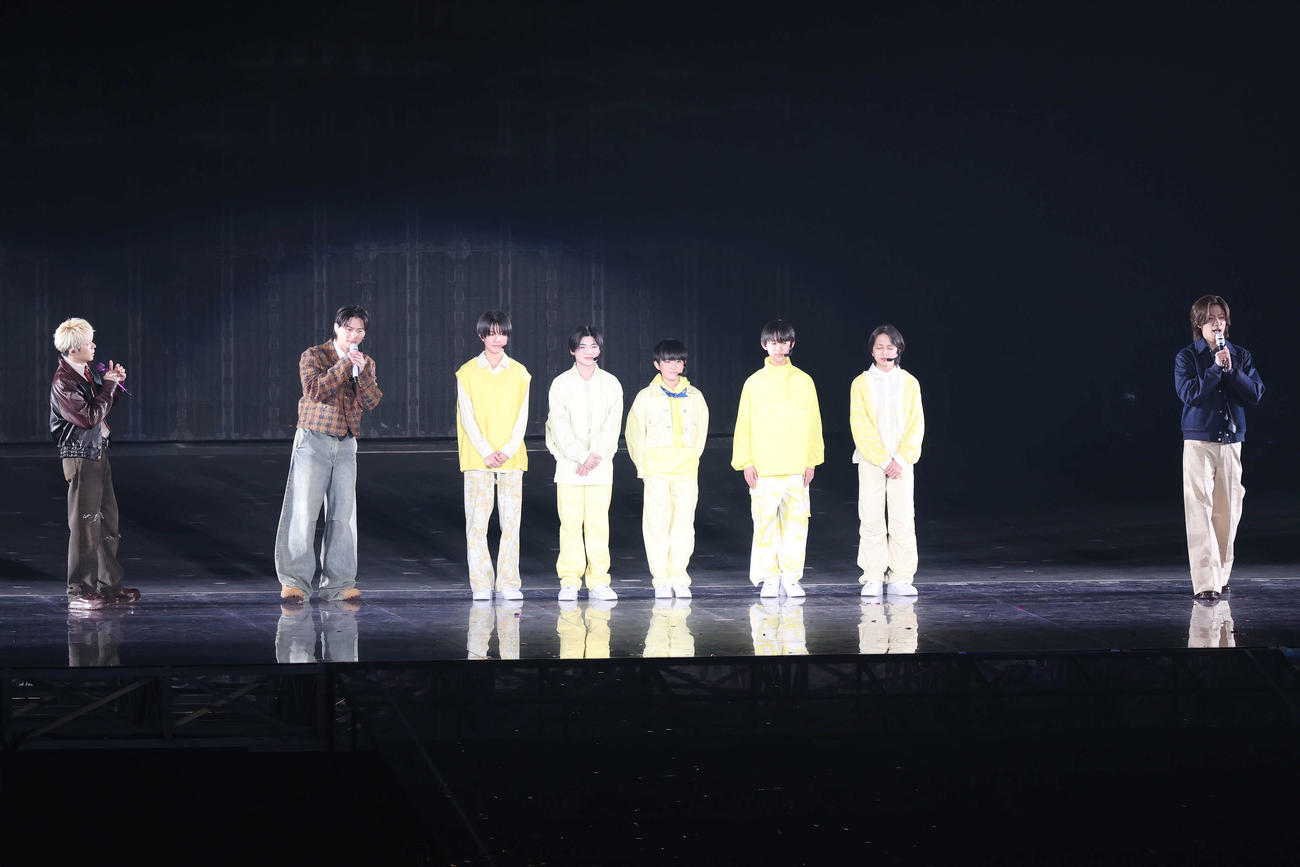 「to HEROes　～TOBE 2nd Super Live～」でwink firstを紹介するNumber＿i（撮影・宮地輝）