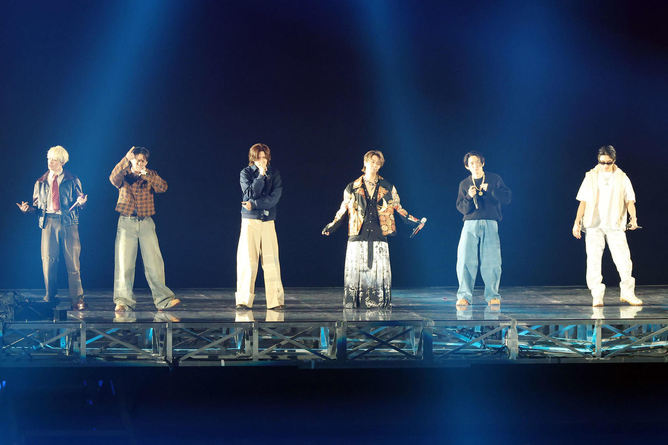 「to HEROes　～TOBE 2nd Super Live～」でパフォーマンスする左からNumber＿i岸勇太、平野紫耀、神宮寺勇太、北山宏光、三宅健、ISSEI（撮影・宮地輝）