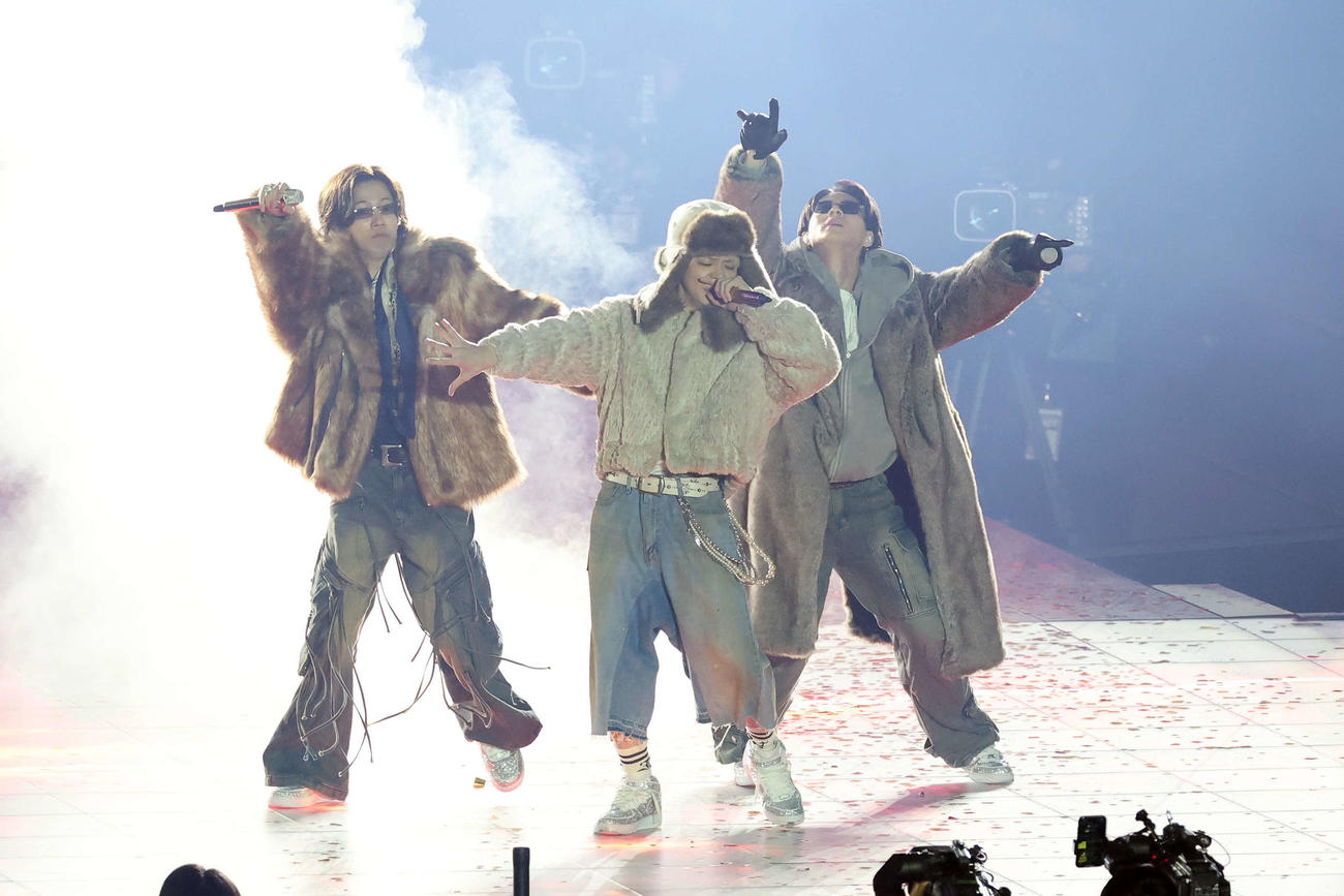 「to HEROes　～TOBE 2nd Super Live～」でパフォーマンスするNumber＿i、左から神宮寺勇太、岸勇太、平野紫耀（撮影・宮地輝）