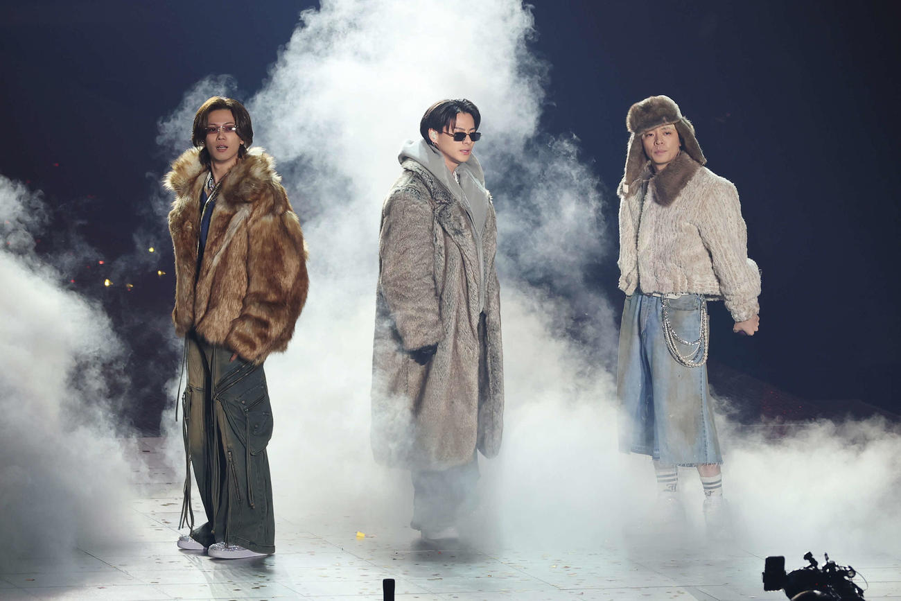 「to HEROes　～TOBE 2nd Super Live～」でパフォーマンスするNumber＿i、左から神宮寺勇太、平野紫耀、岸勇太（撮影・宮地輝）