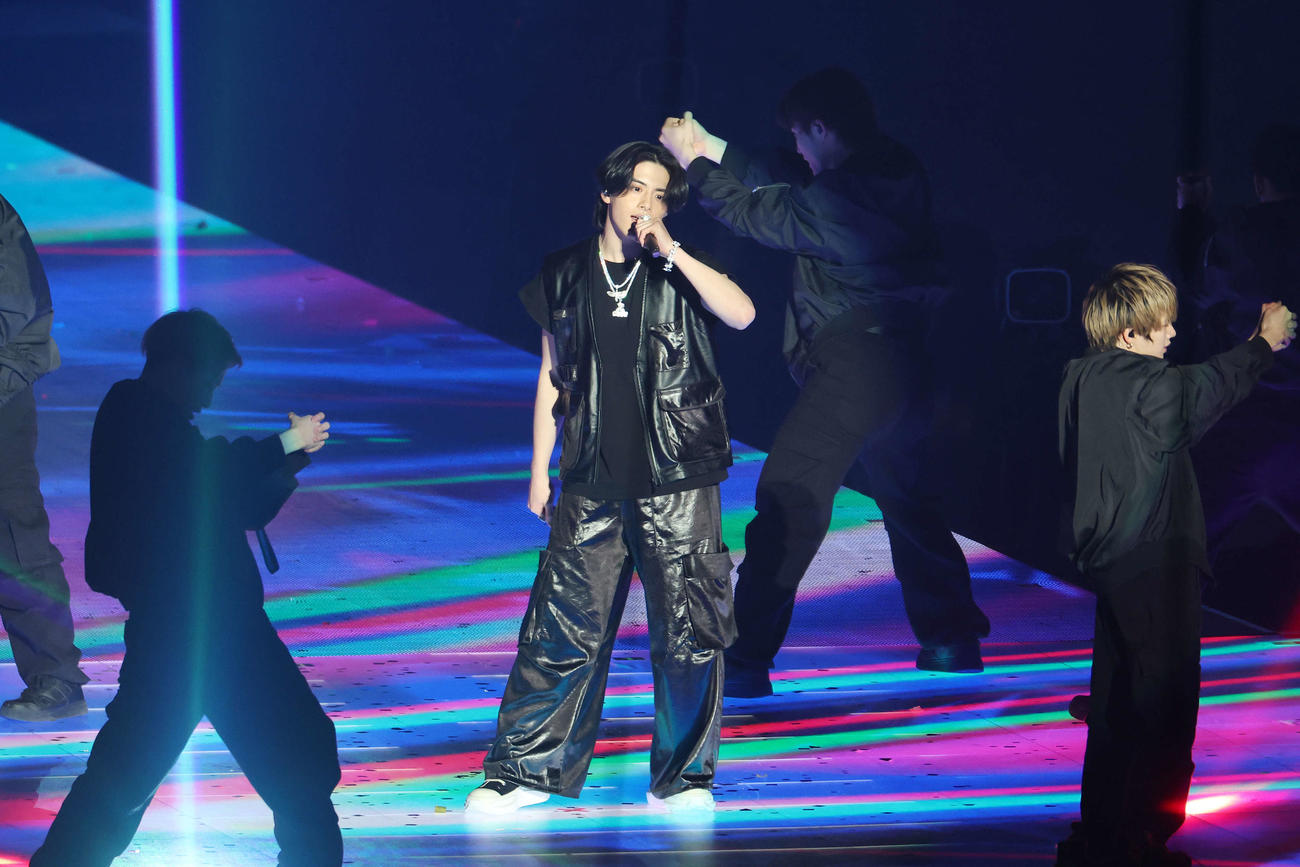 「to HEROes　～TOBE 2nd Super Live～」でパフォーマンスするISSEI（撮影・宮地輝）