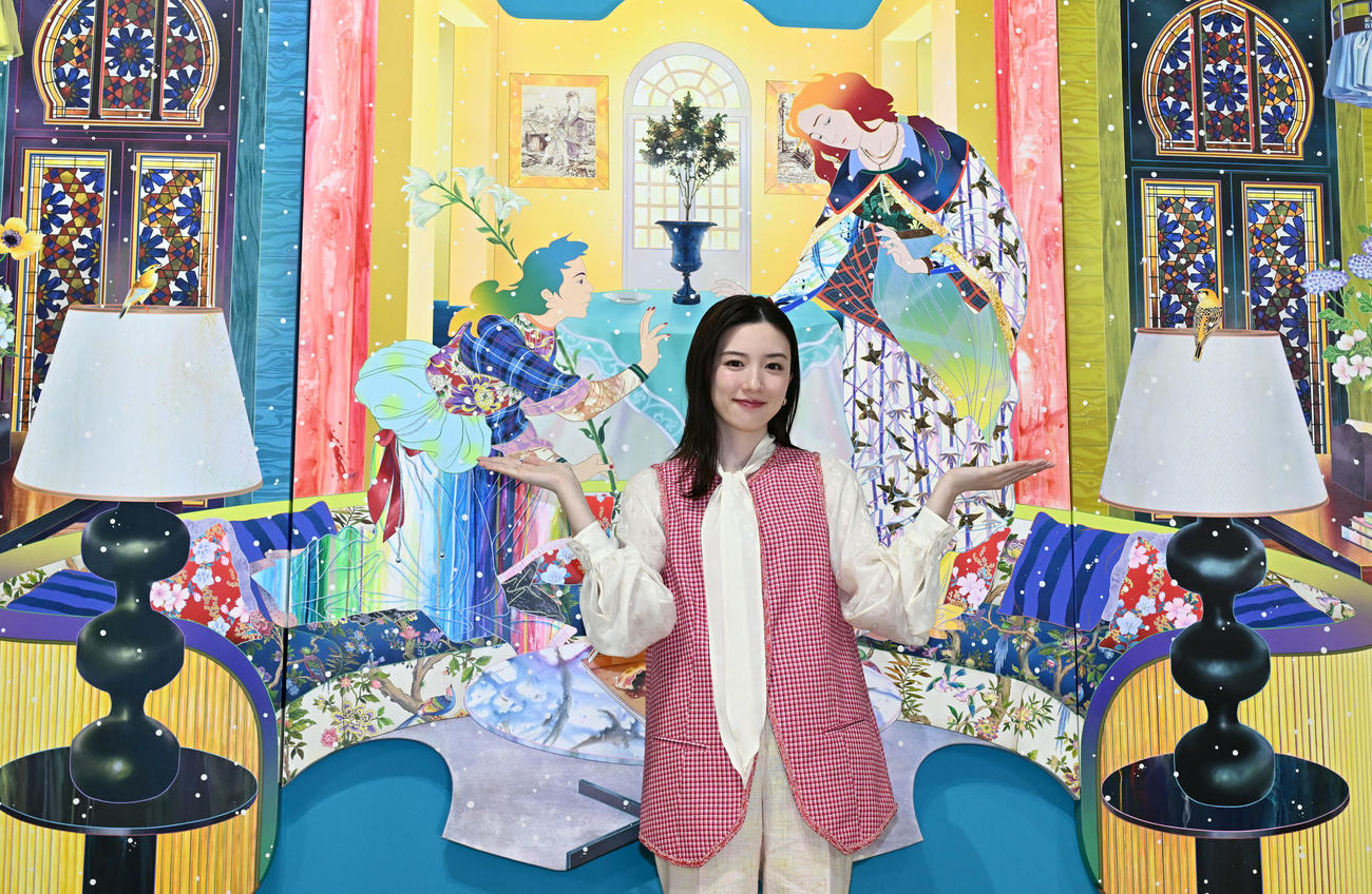 「松山智一展」オープニングセレモニーで、作品を前にポーズをとる永野芽郁（撮影・千葉一成）