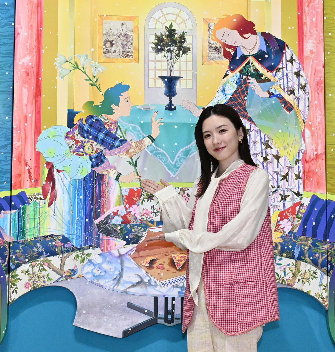 「松山智一展」オープニングセレモニーで、作品を前にポーズをとる永野芽郁（撮影・千葉一成）