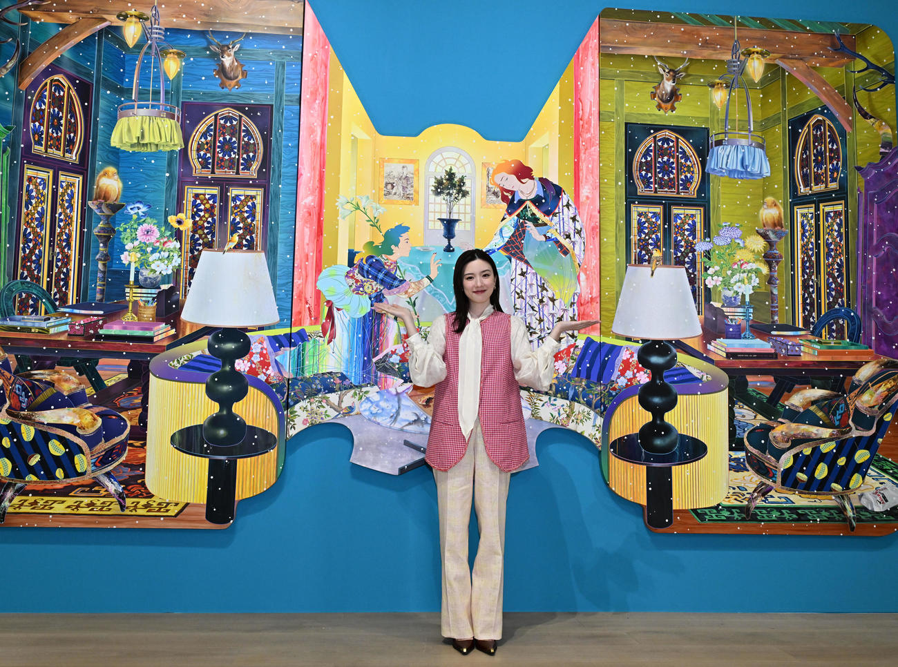 「松山智一展」オープニングセレモニーで、作品を前にポーズをとる永野芽郁（撮影・千葉一成）