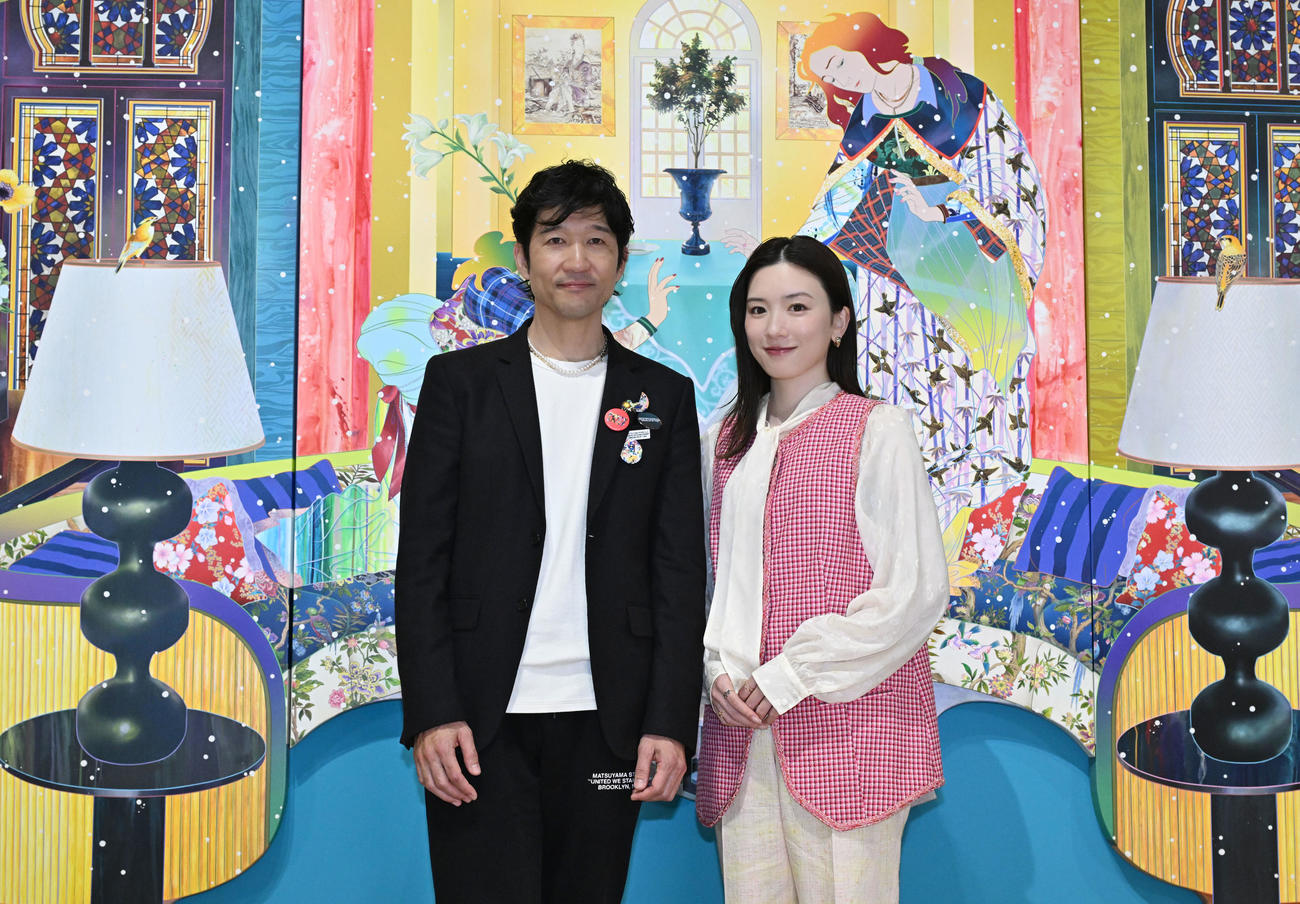 「松山智一展」オープニングセレモニーに登場した永野芽郁と現代美術家の松山智一さん（撮影・千葉一成）