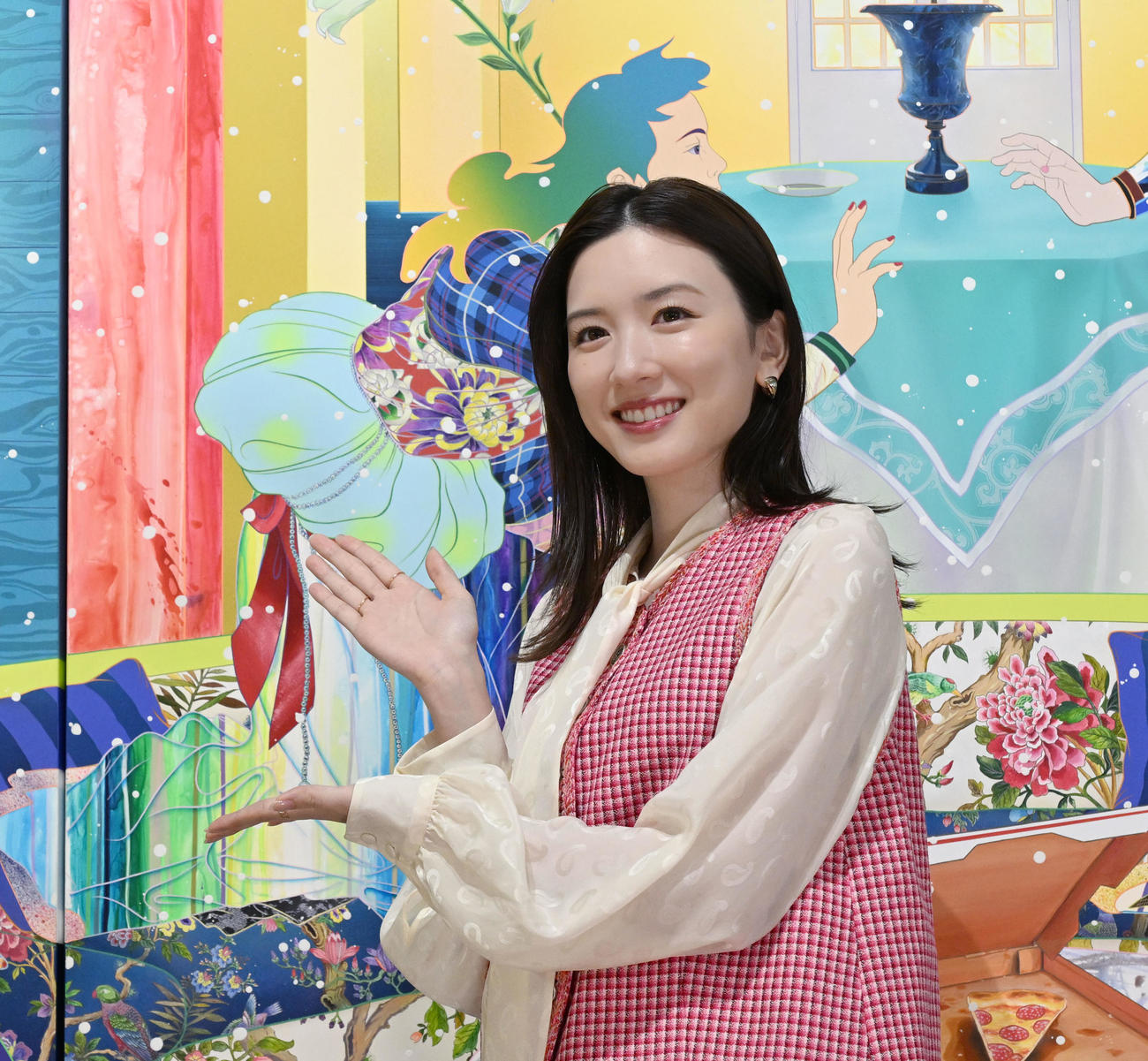 「松山智一展」オープニングセレモニーで、作品を前にポーズをとる永野芽郁（撮影・千葉一成）