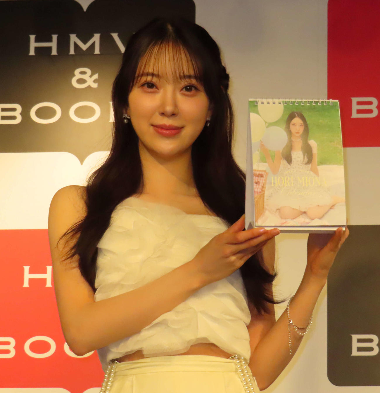 カレンダー発売イベントを行った堀未央奈