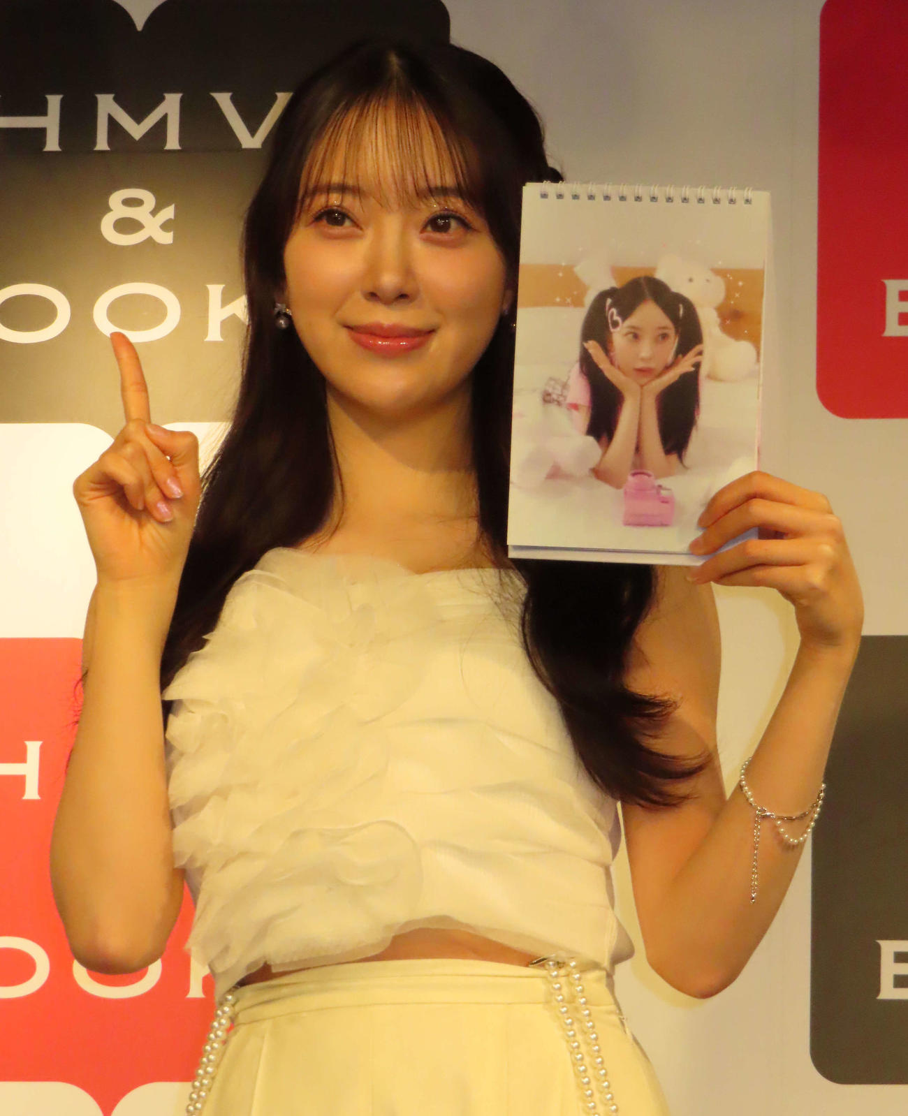 カレンダー発売イベントでお気に入りカットを見せる堀未央奈
