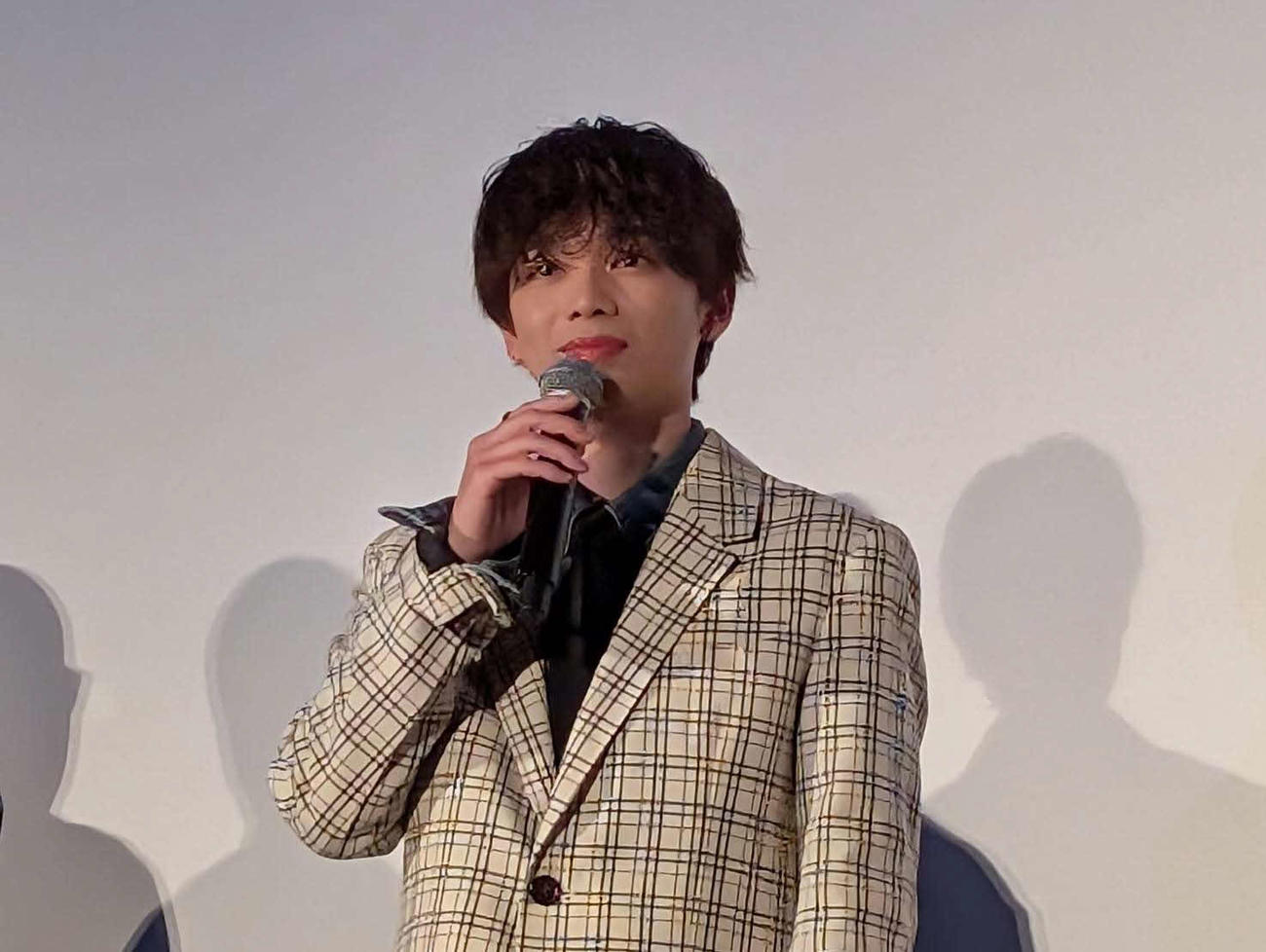 映画「顔だけじゃ好きになりません」初日舞台あいさつに出席した宮世琉弥