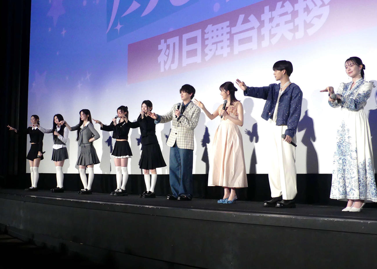 映画「顔だけじゃ好きになりません」初日舞台あいさつで、ILLITと主題歌「Almond Chocolate」を踊る、左からユナ、ウォンヒ、ミンジュ、イロハ、モカ、宮世琉弥、久間田琳加、中島颯太、米倉れいあ