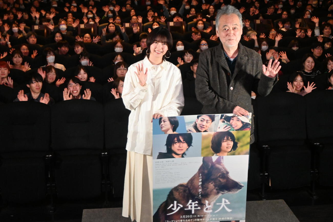 大阪市内で映画「少年と犬」の舞台あいさつに登壇した西野七瀬（左）瀬々敬久監督（撮影・松浦隆司）