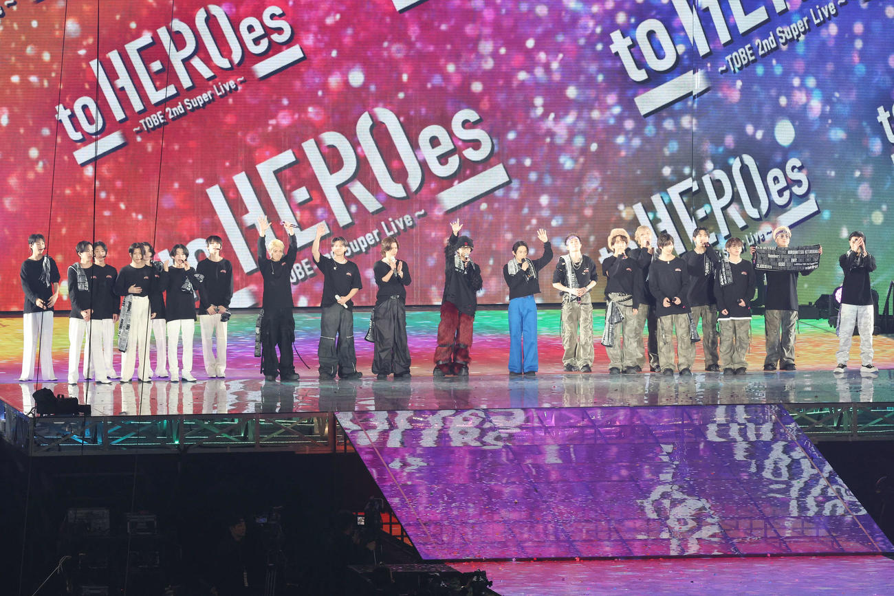 「to HEROes　～TOBE 2nd Super Live～」のエンディングであいさつするTOBEのアーティストたち（撮影・宮地輝）