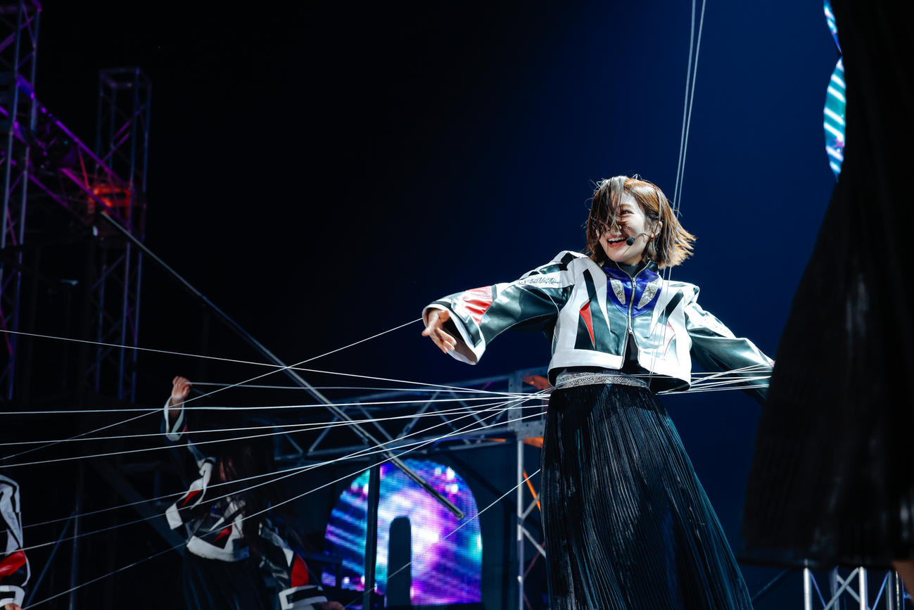 「11th Single BACKS LIVE!!」でパフォーマンスする櫻坂46。「なぜ　恋をして来なかったんだろう？」でセンターを務めた小島凪紗（撮影・上山陽介氏）
