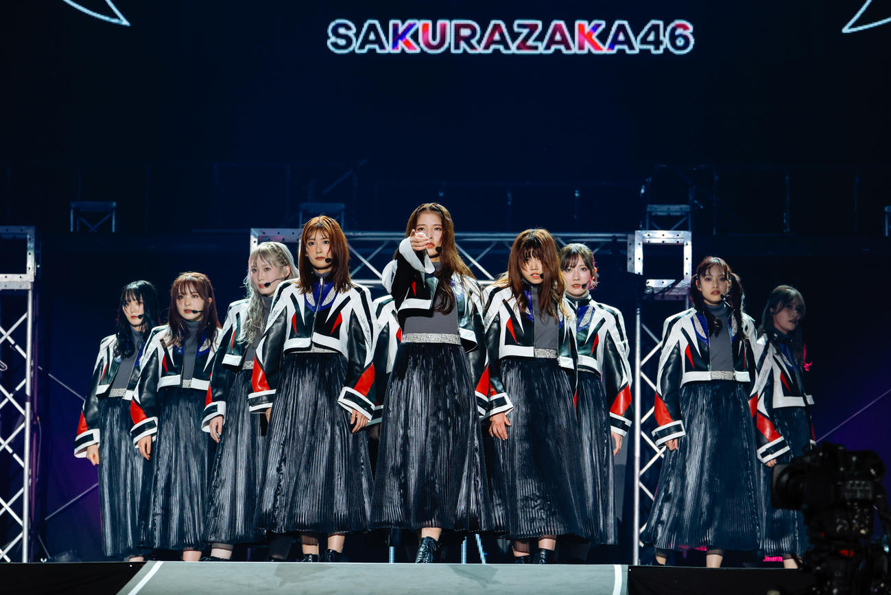 「11th Single BACKS LIVE!!」でパフォーマンスする櫻坂46。中央は中嶋優月（撮影・上山陽介氏）