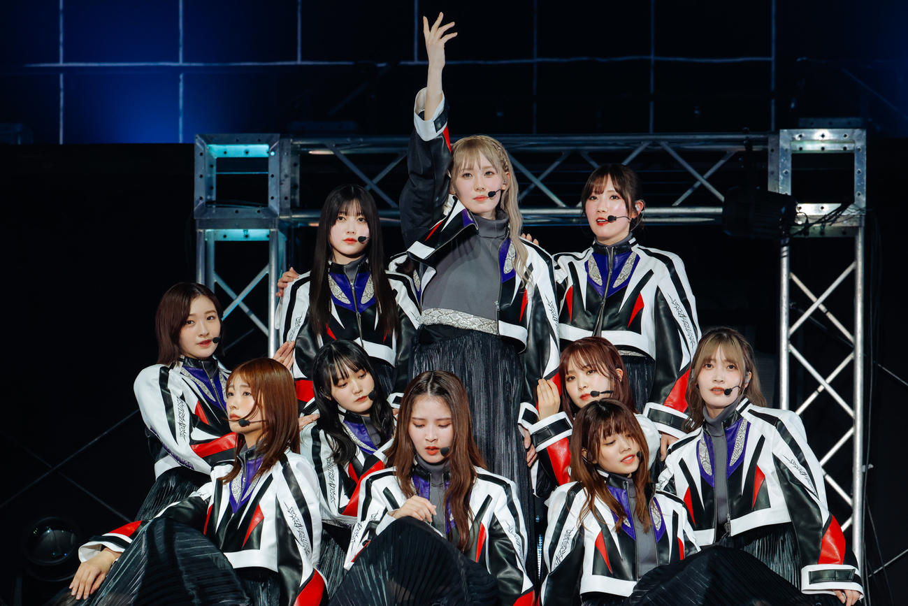 「11th Single BACKS LIVE!!」でパフォーマンスする櫻坂46。前列中央は中嶋優月、中央上は小池美波（撮影・上山陽介氏）