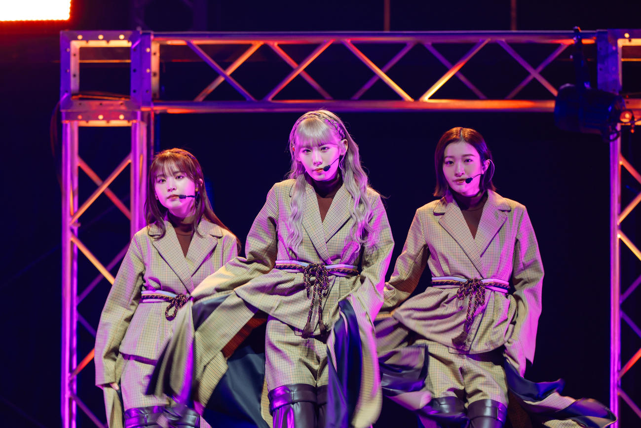 「11th Single BACKS LIVE!!」でパフォーマンスする櫻坂46。左から遠藤理子、小池美波、小島凪紗（撮影・上山陽介氏）