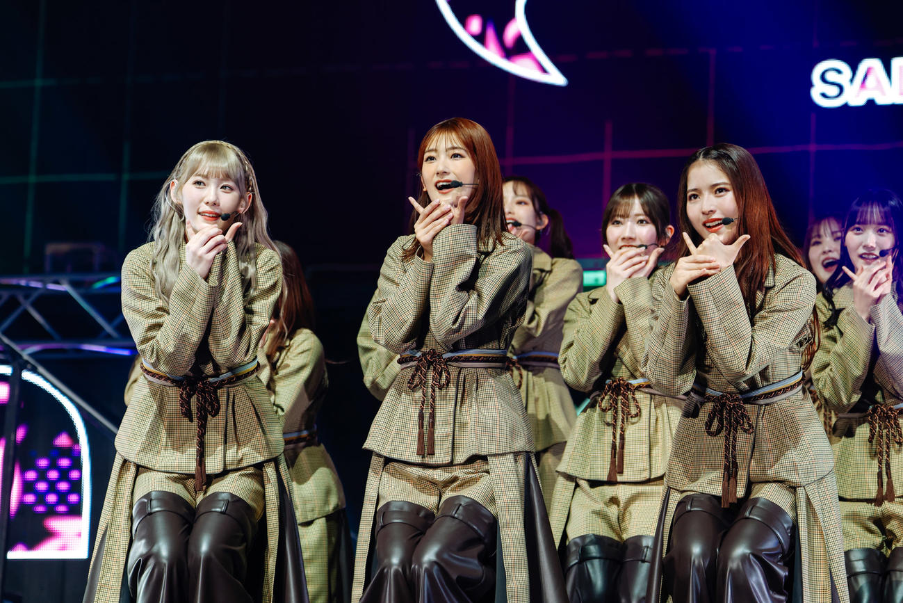 「11th Single BACKS LIVE!!」でパフォーマンスする櫻坂46。前列左から小池美波、井上梨名、中嶋優月