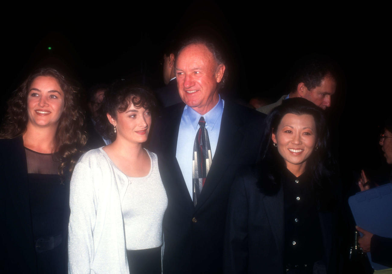 ジーン・ハックマンさん（右から2人目）とベッツィ・アラカワさん（右）（1996年10月撮影、Alamy＝ロイター）