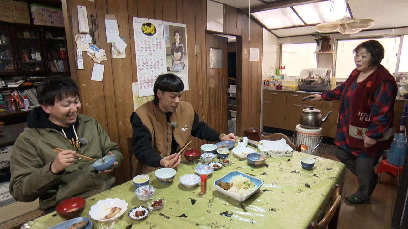 初の冠番組出演を果たすバッテリィズの寺家（左）とエース（中）