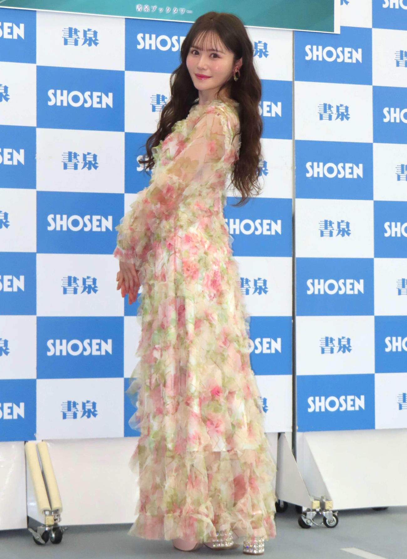 1st写真集「アリスじゃないなら」発売イベントに登壇した込山榛香