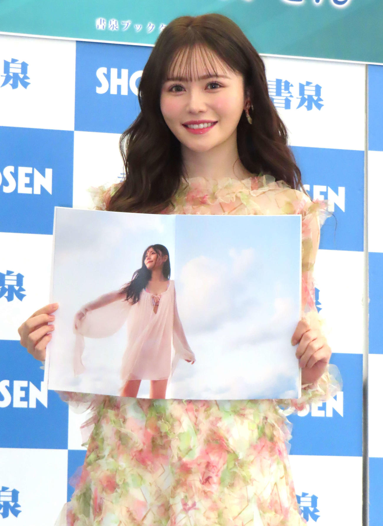 1st写真集「アリスじゃないなら」お気に入りカットを見せる込山榛香