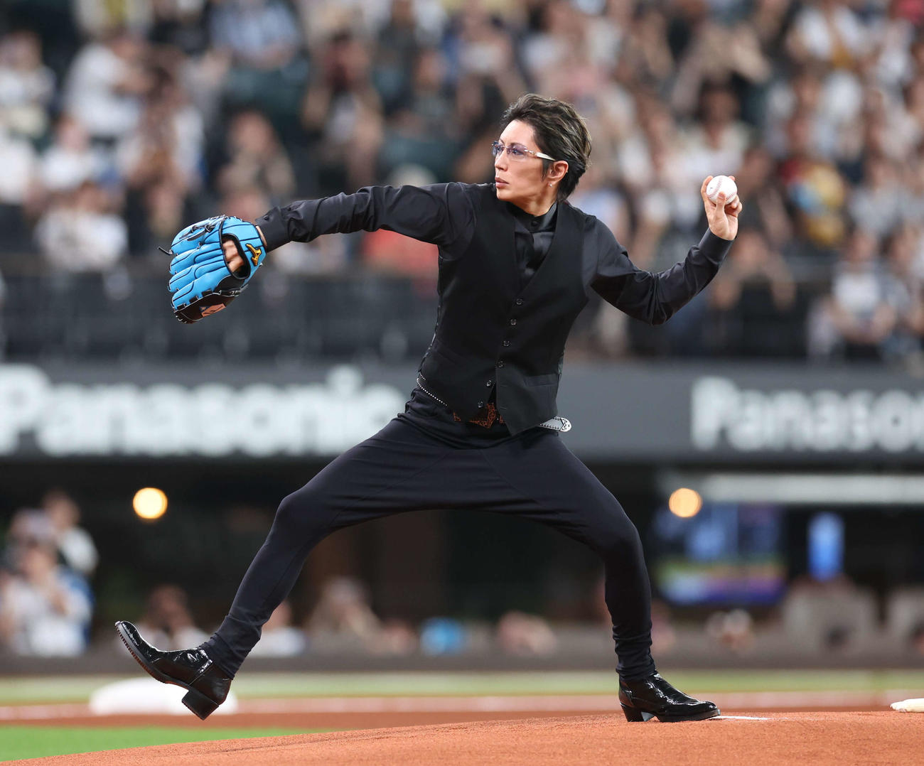 24年8月1日の日本ハム対オリックスでファーストピッチセレモニーを行うGACKT