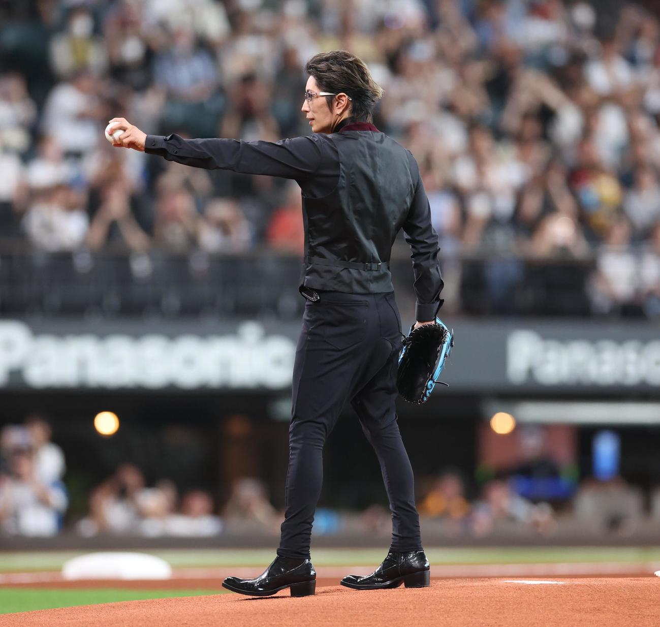 24年8月1日　日本ハム対オリックス　ファーストピッチセレモニーに登場し松本剛に向かっボールを突き出すGACKT