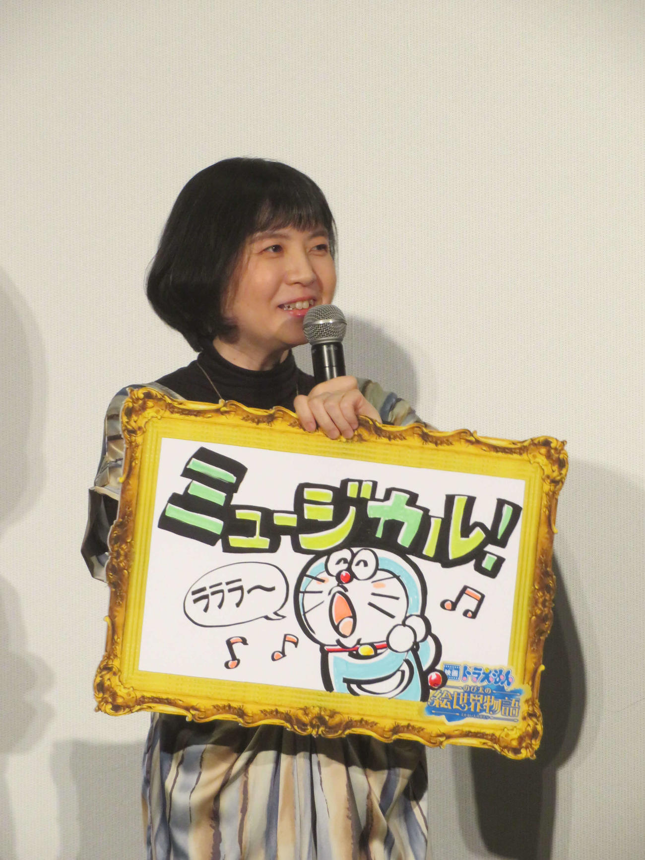 大好きでたまらない物の絵を披露する寺本幸代監督