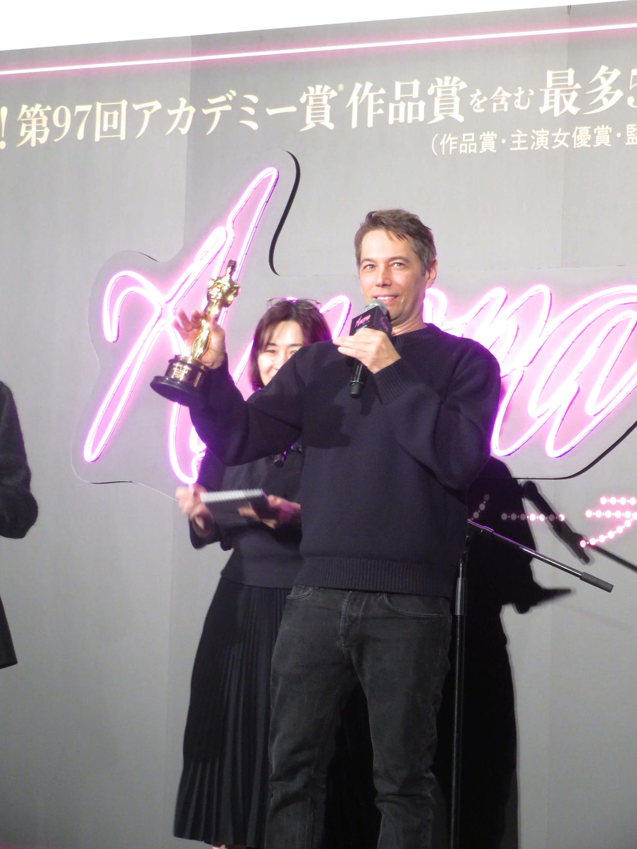 来日記念舞台あいさつに登壇したベイカー監督