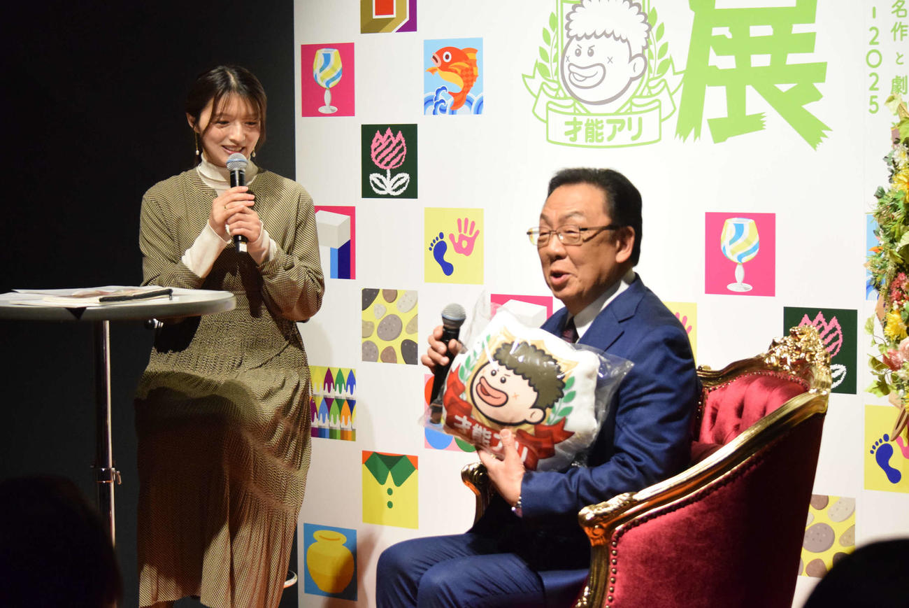 「プレバト才能アリ展」でトークショーを開いた梅沢富美男（左）とMCを務めたMBSテレビの清水麻椰アナウンサー（撮影・阪口孝志）