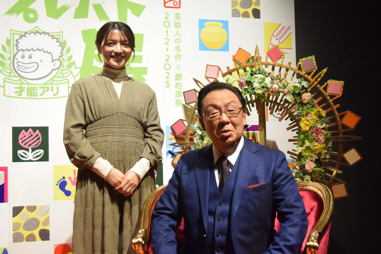 「プレバト才能アリ展」でトークショーを開いた梅沢富美男（右）とMCを務めたMBSテレビの清水麻椰アナウンサー（撮影・阪口孝志）