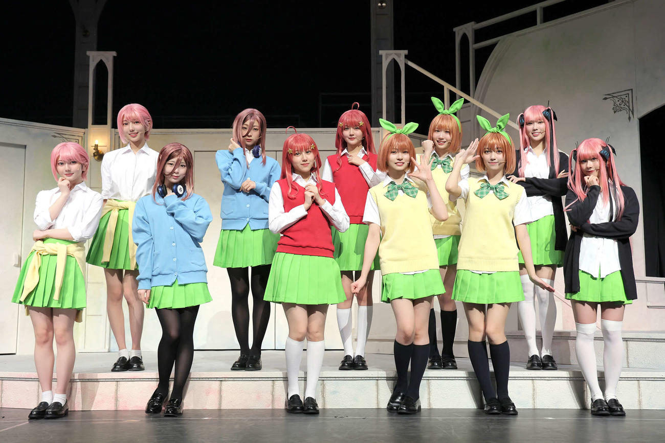 舞台「五等分の花嫁」に出演する、前列左から日向坂46竹内希来里、渡辺莉奈、平岡海月、正源司陽子、平尾帆夏、石塚瑶季。後列左から小西夏菜美、宮地すみれ、山下葉留花、藤嶌果歩、清水理央（C）春場ねぎ・講談社／舞台「五等分の花嫁」製作委員会