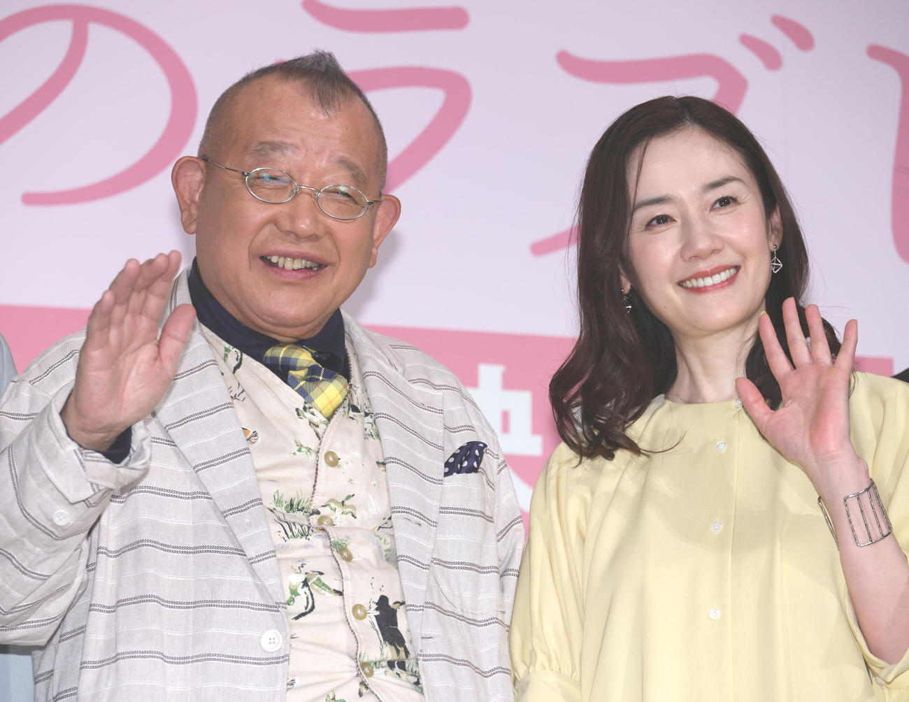 映画「35年目のラブレター」公開記念舞台あいさつで笑顔を見せる笑福亭鶴瓶（左）と原田知世（撮影・中島郁夫）