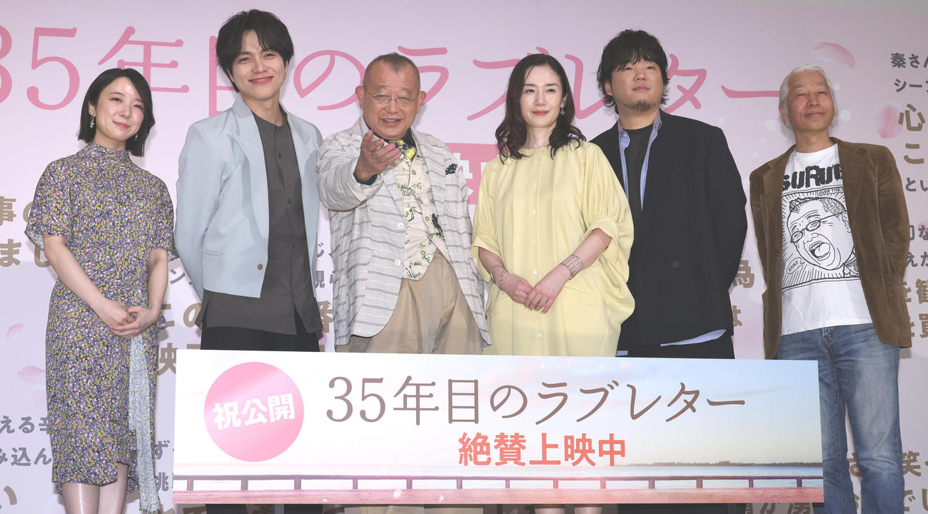 映画「35年目のラブレター」公開記念舞台あいさつを行った、左から上白石萌音、重岡大毅、笑福亭鶴瓶、原田知世、秦基博、塚本連平監督（撮影・中島郁夫）