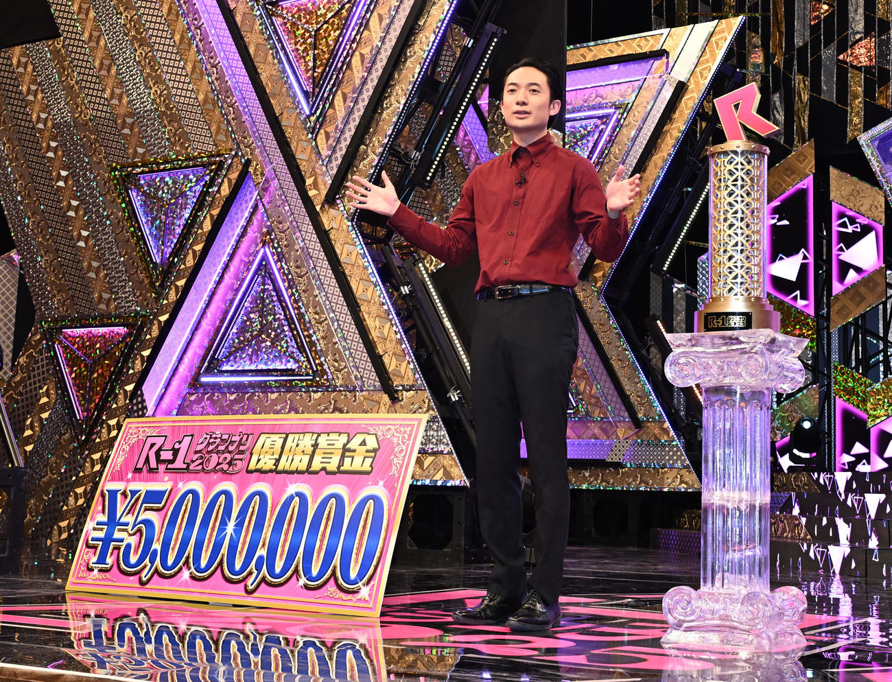 「R－1グランプリ2025」でファイナルステージを勝ち抜き優勝し、喜びを話す友田オレ（撮影・千葉一成）