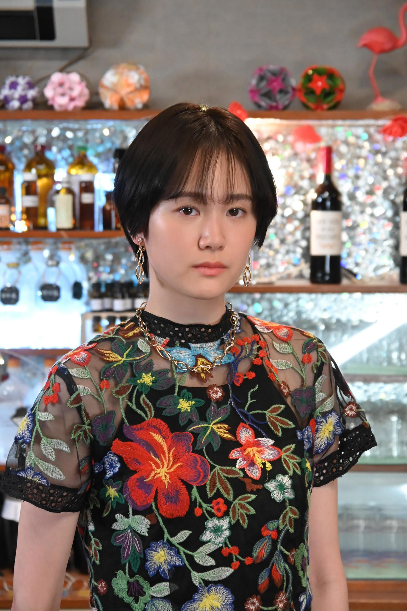 ドラマ「介護スナックベルサイユ」に主演する尾碕真花