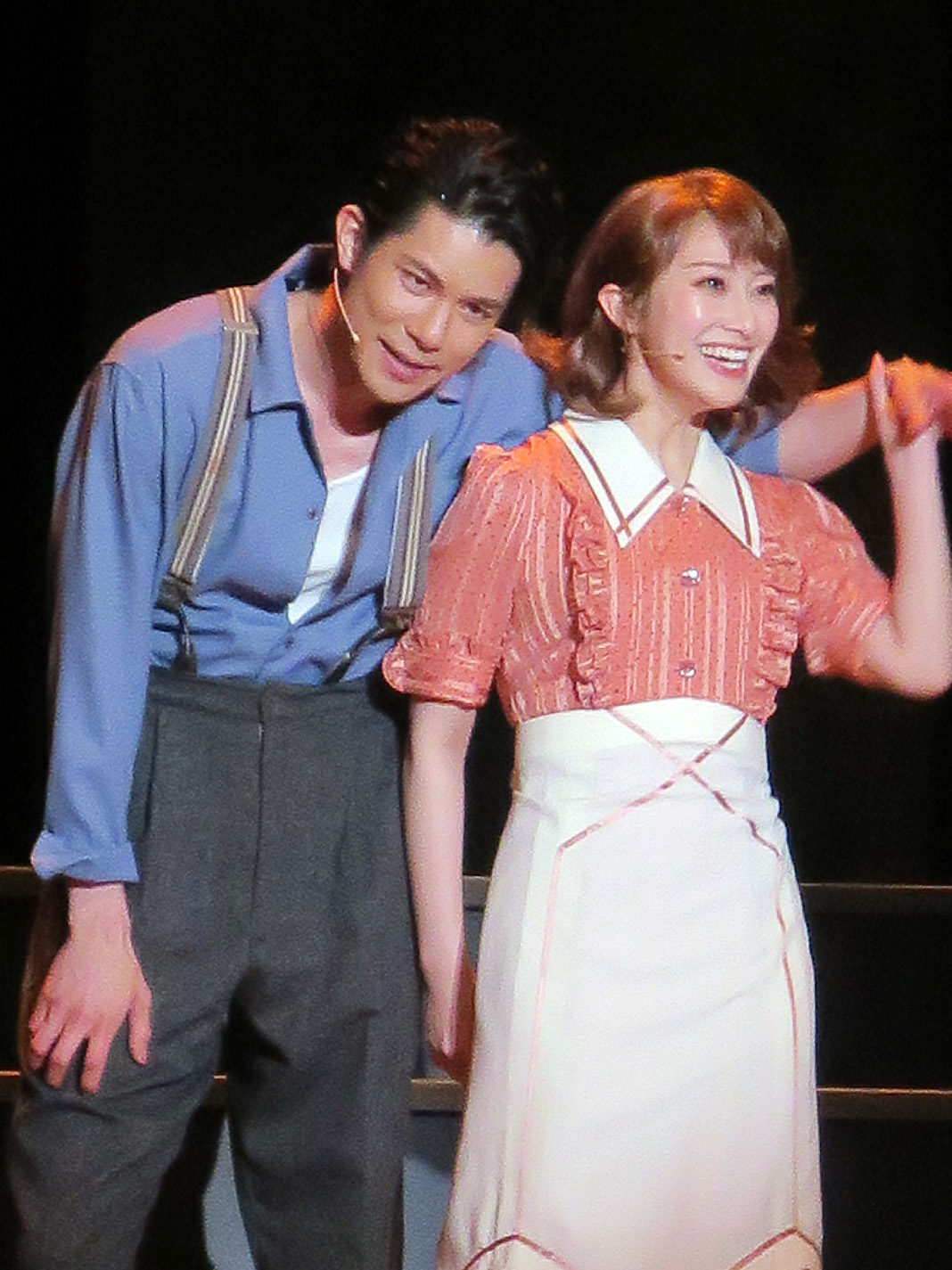 ミュージカル「ボニー＆クライド」フォトコールで。左から柿澤勇人、桜井玲香