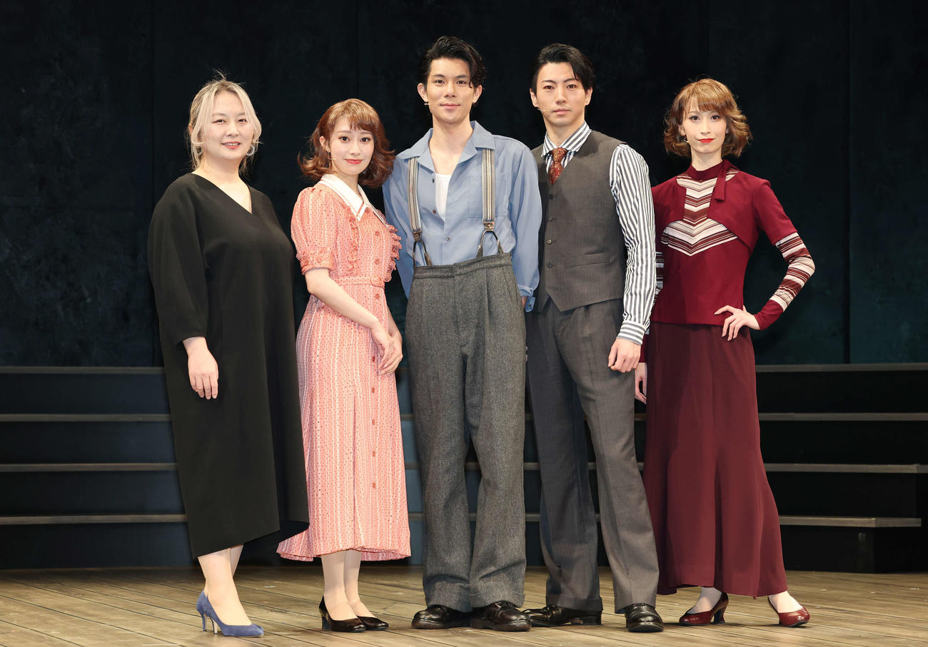 ミュージカル「ボニー＆クライド」フォトセッションに臨む左から瀬戸山美咲氏、桜井玲香、柿澤勇人、矢崎広、海乃美月（撮影・宮地輝）