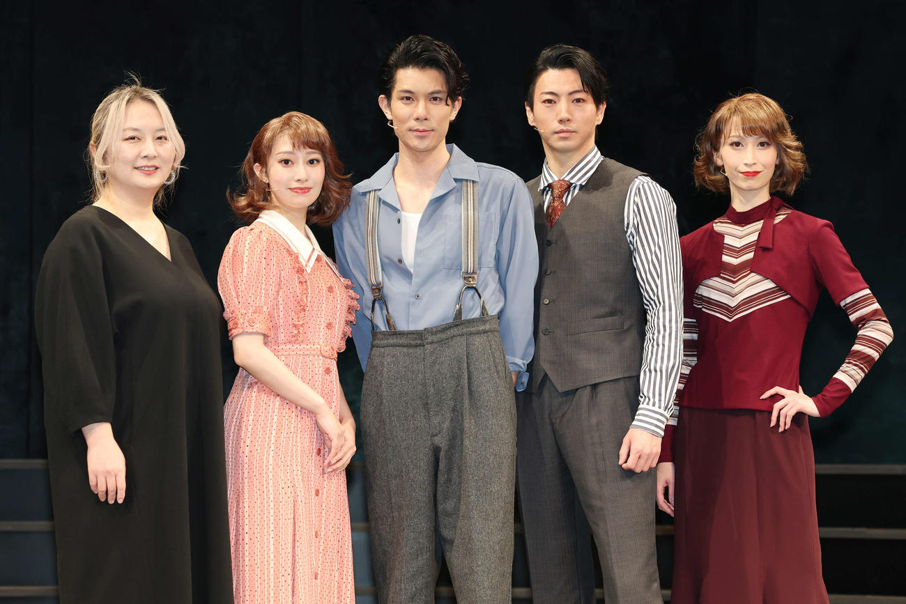 ミュージカル「ボニー＆クライド」フォトセッションに臨む左から瀬戸山美咲氏、桜井玲香、柿澤勇人、矢崎広、海乃美月（撮影・宮地輝）