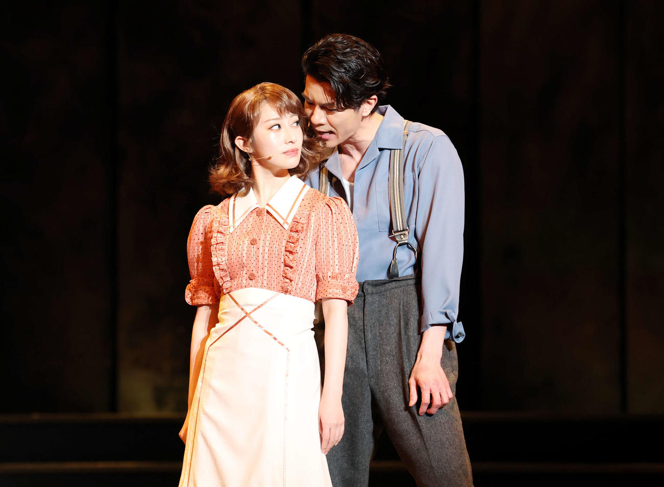ミュージカル「ボニー＆クライド」フォトコールで熱演する桜井玲香（左）と柿澤勇人（撮影・宮地輝）