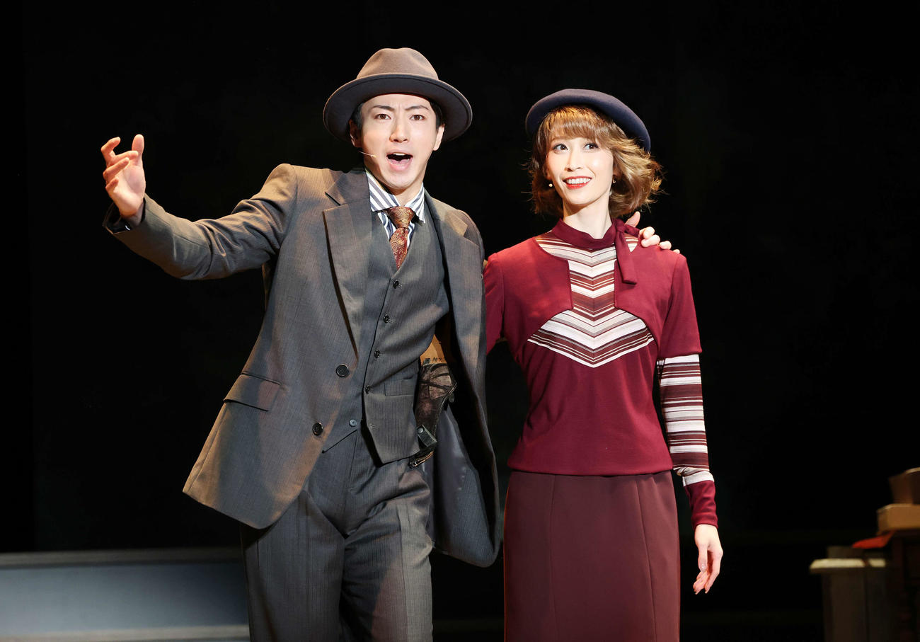 ミュージカル「ボニー＆クライド」フォトコールで熱演する矢崎広（左）と海乃美月（撮影・宮地輝）