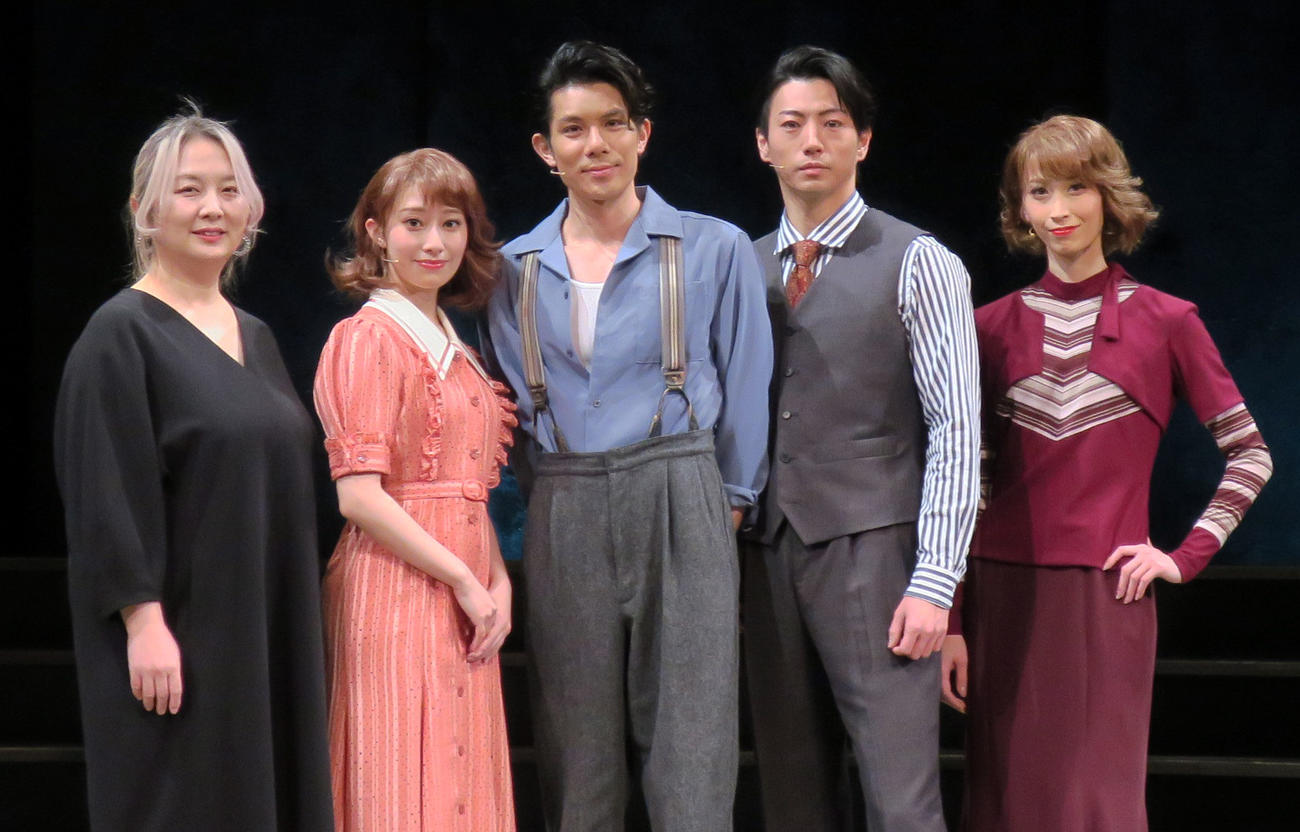 ミュージカル「ボニー＆クライド」囲み会見で。左から演出瀬戸山美咲、桜井玲香、柿澤勇人、矢崎広し、海乃美月