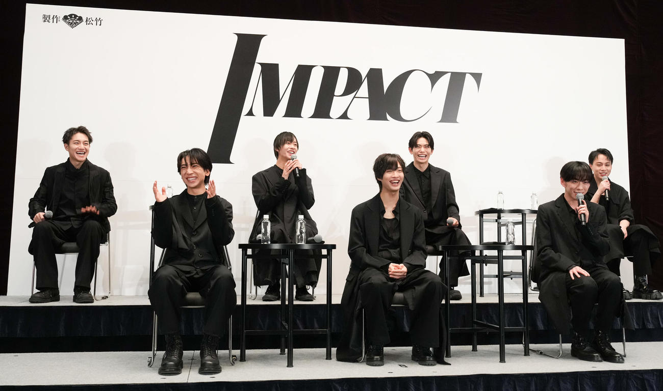 舞台「IMPACT」製作発表記者会見で笑顔のIMP．。前列左から鈴木大河、佐藤新、基俊介、後列左から椿泰我、松井奏、影山拓也、横原悠毅（撮影・鈴木みどり）