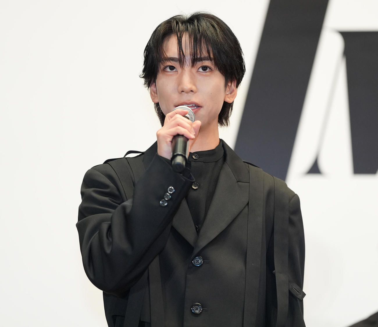 舞台「IMPACT」製作発表記者会見であいさつするIMP．鈴木大河（撮影・鈴木みどり）