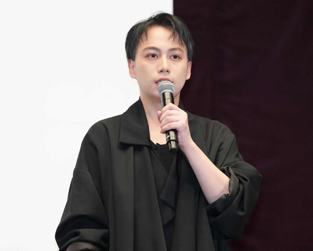 舞台「IMPACT」製作発表記者会見であいさつするIMP．横原悠毅（撮影・鈴木みどり）