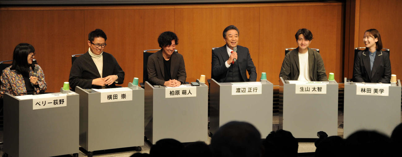 日本テレビ系特番「クイズ　タイムリープ」の公開セミナーに出席した、左から司会のペリー荻野氏、横田崇チーフプロデューサー、柏原萌人プロデューサー、渡辺正行、企画・演出の生山大智氏、林田美学アナウンサー