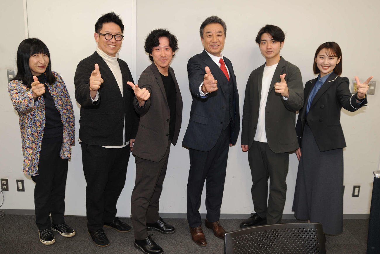 日本テレビ系特番「クイズ　タイムリープ」の公開セミナーに出席した、左から司会のペリー荻野氏、横田崇チーフプロデューサー、柏原萌人プロデューサー、渡辺正行、企画・演出の生山大智氏、林田美学アナウンサー